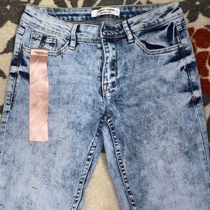 Women’s Mid Rise Cropped Jeans